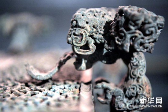 在河南博物院的展廳里，國寶云紋銅禁總是能吸引觀眾駐足觀賞