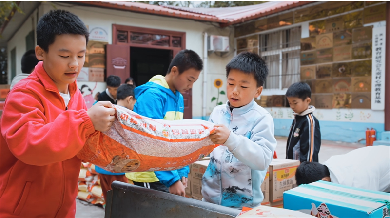不啻微光 造炬成陽丨精誠展覽走進太陽村關愛兒童公益行